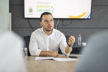 El alcalde de Sabaneta, Alder Cruz, anuncia avances en las mesas técnicas de la Vereda San José