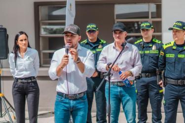 El gobernador de Antioquia y el alcalde de Sabaneta, entregan modernización de la Estación de Policía de Sabaneta.