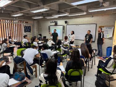 La Alcaldía de Sabaneta y la Gestora Social invitan a los jóvenes del municipio a postularse a Level Up! Sabaneta Bilingüe, Conecta con el Mundo.
