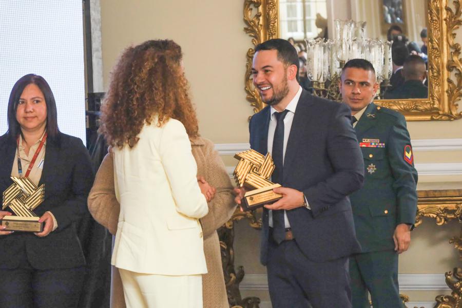 Sabaneta es galardonada como la entidad con el 'Mejor desempeo Institucional' a nivel municipal, y recibi la mencin de honor como 'Entidad promotora del conocimiento', reconocimientos entregados en la Casa de Nario.